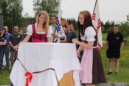 Die Friedenspyramide wird enthüllt.
