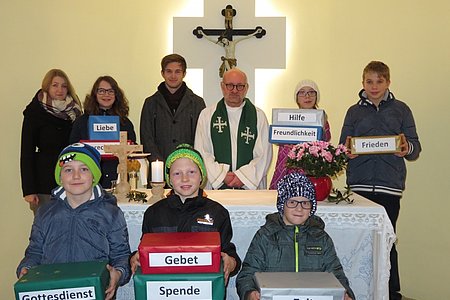 Jahresdankmesse in Walterschlag:vor dem Altar: Felix Scheidl, Martin und Philip Poinstingldahinter: Carina Krapfenbauer, Marie Scheidl, Michael Poppinger, P. Daniel Gärtner, Cornelia Haider und Paul Scheidl