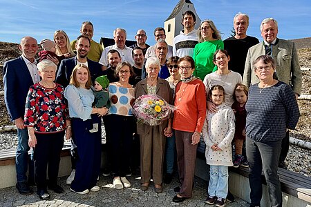 1. Reihe: Frieda Altschach, Carina Bauer mit Jonas Blauensteiner, Bettina Bauer, Fridoline Holzmüller, Maria Holzmüller, Leopoldine Steininger, Sophie, Regina und Julia Lintner, Andrea Witzmann2. Reihe: Bürgermeister Josef Schaden, Bastian Blauensteiner, Heiko Mlejnek, Dominik Schmid, Reinhard Holzmüller3. Reihe: Larissa und Sandra Mlejnek, Helmut Holzmüller, Josef Bauer, Sascha Schmid, Stefan Lintner, Markus Holzmüller, Gabriela Schmid, Manfred Pollak, Weber Johann sen. 1. Reihe: Frieda Altschach, Carina Bauer mit Jonas Blauensteiner, Bettina Bauer, Fridoline Holzmüller, Maria Holzmüller, Leopoldine Steininger, Sophie, Regina und Julia Lintner, Andrea Witzmann2. Reihe: Bürgermeister Josef Schaden, Bastian Blauensteiner, Heiko Mlejnek, Dominik Schmid, Reinhard Holzmüller3. Reihe: Larissa und Sandra Mlejnek, Helmut Holzmüller, Josef Bauer, Sascha Schmid, Stefan Lintner, Markus Holzmüller, Gabriela Schmid, Manfred Pollak, Weber Johann sen.
