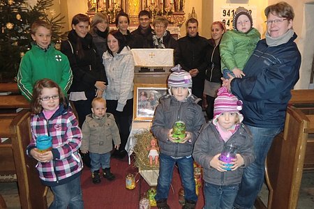 Einige Kinder und Jugendliche fanden sich mit den Lektoren zu einem Gruppenfoto zusammen:vorne: Paul und Marie Scheidl, Bernhard Krecek, Lena und Julia Poppinger, Martin und Renate Poinstinglhinten: Ina Böhm, Katharina Schaden, Carina Bauer, Anna Schaden, Christopher Edelmaier, Helene Scheidl, Martin Goldnagl, Sandra Bauer