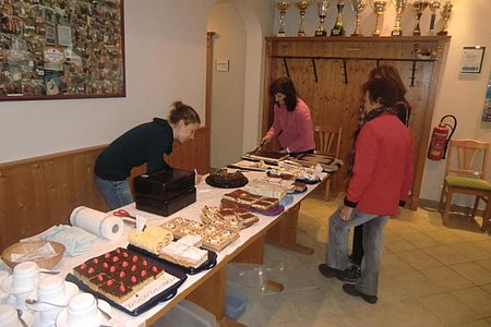 Kuchen und Kaffee:Viele haben gebacken, verkauft haben Verena Gretz, Christian Chana, Georg Höllrigl und Helga Genner.