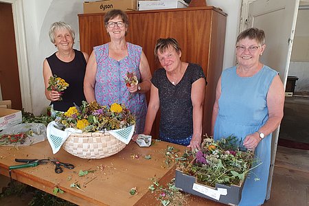 Anita Oppl, Aloisia Kaufmann, Karin Böhm und Maria Danzinger beim Binden der Sträußchen