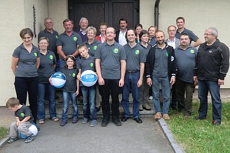 Karl Bauer, Verantwortlicher des Wasserwerks Unterlembach, führte gemeinsam mit seinem Kollegen die Besucher und Kunden aus Walterschlag durch den Betrieb.