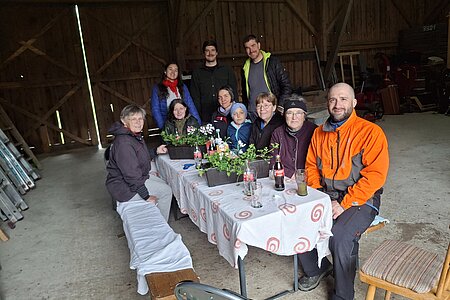 Die Helferinnen und Helfern bei der Blumenpflanzaktion in Walterschlag: Maria Danzinger, Sandra Weber, Birgit Boden, Luisa Boden, Elfriede Krapfenbauer, Monika Gretz und Harald Gretz; dahinter: Prisca Preiss, Johannes Hofegger und Alexander Scheidl (nicht am Bild: Herta Klenn)