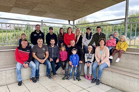 Erinnerungsfoto vom Wandertag mit einigen Kindern sowie Helferinnen und Helfer: vorne: Klaus Haider, Josef Kalch, Thomas Russ, Tobias Krenn und Manuela Haiderhinten: Christopher Edelmaier, Maximilian Maierhofer, Ina Böhm, Bettina Bauer, Sandra Bauer, Nicole Huber und Stefan Wally