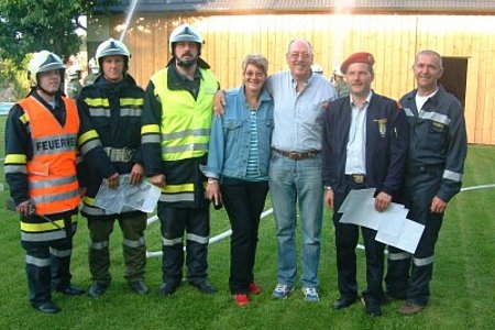 Wolfgang Weitzenböck, Thomas Lang, Einsatzleiter Reinhard Holzmüller, Kommandant Anton Hipp und Gf. Gemeinderat Josef Schaden (v.l.) bedankten sich bei der Fam. Haschka (Mitte) für die Bereitstellung des Übungsobjektes