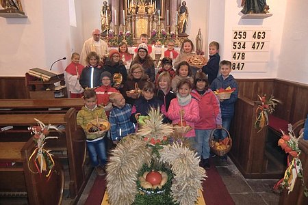 Alle Volksschulkinder und einige Kindergartenkinder brachten Erntegaben mit in die Kirche:1. Reihe: Linus Hipp, Philip Poinstingl, Sarah Artmann, Ines Wagner, Lilly Hipp, Laura Winterhalter2. Reihe: Martin Poinstingl, Julia Poppinger, Marcel Maier, Tanja Müllner, Benedikt Holzmüller3. Reihe: Inge Grassinger, Alexia Artmann, Lena Poppinger, Marie Scheidl, Petra Müllner, Jakob Hipp4. Reihe: Pater Daniel Gärtner, Hannah Grassinger, Oliver Wagner, Anna Kraft