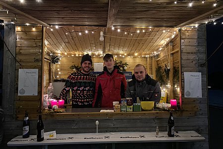 Spätschicht im Punschstand (v.l.): Michael Hipp, Jakob Hipp, Tobias Krenn