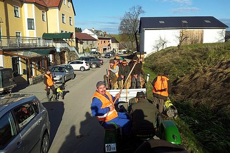 Abfahrt vom DWH, mit den Oldtimer-Traktoren