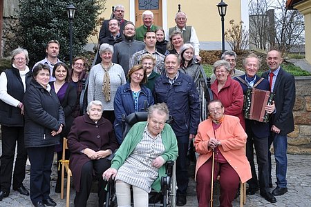 1. Reihe, sitzend: Rosa Dorr, Erna Kammerer, Berta Schmid, 2. Reihe: Monika Westermaier, Monika Gretz, Bernd Witura, Jacky Witura, Elfi Witura, Marianne Höchtl, Hedi Kammerer, Leopoldine Jank, Ossi Kammerer, Heli Scheidl, Pfleger Flori, Carolus Höchtl, Josef Schaden, 3. Reihe: Georg Höllrigl, Roland Kammerer, Rene Witura, Helga Höllrigl, Margit Witura, Jennifer Witura, 4. Reihe: Harald Zauner, Martin Wally, Josef Scheidl