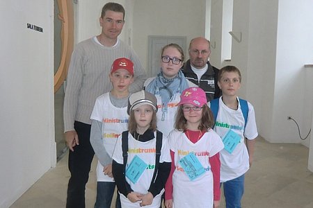 Die teilnehmenden Ministranten der Pfarre Sallingstadt mit den Begleitpersonen Alexander Scheidl und P. Daniel Gärtner: Paul Scheidl, Lena Poppinger, Theresa Maierhofer, Marie Scheidl, Maximilian Maierhofer