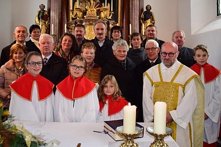 Ehejubiläen in der Pfarre Sallingstadt:25 Jahre: Gerhard und Roswitha Oberbauer, Alfred und Susanne Edelmaier, Josef und Bettina Bauer;30 Jahre: Leopold und Maria Holzmüller (nicht am Foto), Erwin und Gabriele Reiberger, Josef und Roswitha Schaden;50 Jahre: Walter und Herta Liebenauer, Anton und Leopoldine HippPater Daniel Gärtner zelebrierte die Messe mit den Ministranten Marie Scheidl, Anna Kraft, Ines Wagner und Paul Scheidl