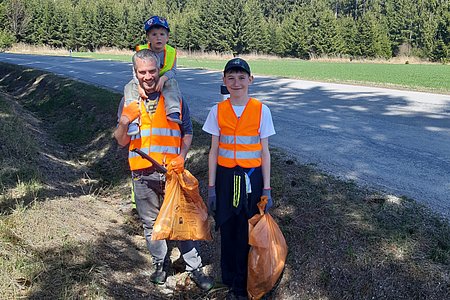 Gesammelt wurde auch entlang der Straßengräben in Walterschlag:Tobias und Aaron Schleser sowie Felix Scheidl