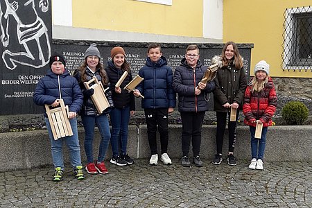 Die Ministranten aus Sallingstadt mit ihren Ratschen: Josef und Nina Danzinger, Lara Hölzl, Linus Hipp, Bernhard Krecek, Sarah Artmann und Astrid Krecek