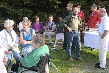 Gemütlicher Teil mit Agape bei der Bernhard-Oase