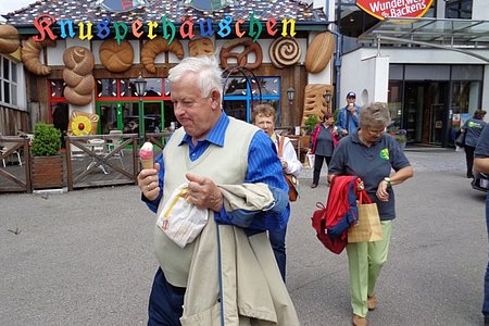 Noch schnell ein Eis, ein Blick auf die Uhr und die Reise geht weiter.