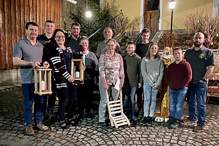 Schöne Preise gab es für die Gewinner*innen des diesjährigen Eierpeckens:Gerhard Klenn, Gerhard Haider, Monika Huber, Ortsvorsteher Alexander Scheidl, Angelika Klenn, Bürgermeister Josef Schaden, Maria Danzinger, Manuel Gruber, Florian Gruber, Nina Danzinger, Josef Danzinger und Dorfhaus-Obmann Harald Gretz