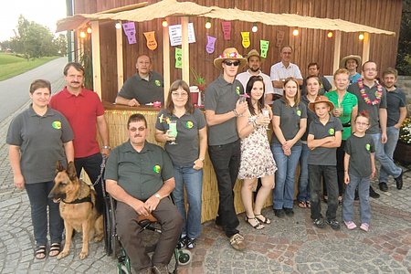 Die freiwilligen Helfer mit den ersten Gästen:vor der Bar: Angelika und Gerhard Klenn, Josef und Elfriede Krapfenbauer, Harald Krapfenbauer, Kathi Past, Helga Genner, Verena Gretz, Paul Scheidl, Herta Liebenauer, Marie Scheidl, Georg Höllrigl und Christian Chanahinter der Bar: Ossi Kammerer, Harald Gretz, Franz und Herta Klenn, Martin Höllrigl