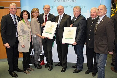 Bgm. Johann Hölzl, Manuela Haider, Roswitha und Josef Schaden, LH Dr. Erwin Pröll, Josef Bauer, Fritz Poinstingl und Gerhard Hipp freuten sich über die Auszeichnungen