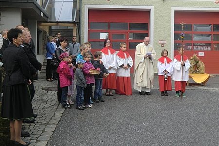 Segnung der Erntekrone vor dem Feuerwehrhaus