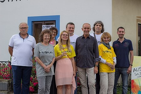 Vlastimil Slabý, Herfriede Konkolits-Fessl, Elisabeth Springer, Ivana &#268;erna, Vladimer (Lado) Sharashidze, Josef Schaden, Teodor Buzu, V&#283;ra Krumphanzlová und Thomas Ruß vor dem Atelier (v. l.)