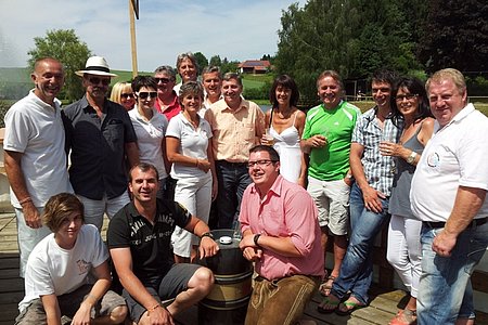 Foto: Michael Poppinger, Dietmar Hipp, Mario Hölzl, (vorne v.l.) Josef Schaden, Karl Koppensteiner, Erna Russ, Sandra Fandl, Edmund Russ, Robert Reuberger, Roswitha Schaden, Anton Hipp, Günther Prinz, Gabriele Reuberger, Hermann Grünbeck, Erwin Zellhofer, Christa Koppensteiner und Josef Bauer;