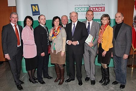 Text und Bild: auszugsweise NÖ Dorf & StadterneuerungDie Abordnung der "SOKO 100" bei der Preisverleihung im Landhaus in St. Pölten: Bgm. Johann Hölzl, Landesobfrau ÖKR Maria Forstner, Wolfgang Weitzenböck, Manuela Haider, Fritz Poinstingl, LH Dr. Erwin Pröll, Josef und Roswitha Schaden, Gerhard Hipp;