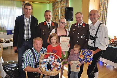 Überreichung der Hauptpreise an die Kinder:vorne: VV-Obmann Josef Bauer, Lena Poppinger, Bernhard Krecekhinten: Leiter des Rätselspiels Alexander Scheidl, FF-Kdt. Anton Hipp, Theresa Maierhofer, Ewald Krecek (Vater von Bernhard) und Vizebgm. Josef Schaden