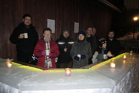 Die Walterschläger präsentierten ein wahres Schnee-Eis-Kunstwerk:Alexander Scheidl, Herta Liebenauer, Christian Chana, Verena Gretz, Oswin Kammerer, Walter Liebenauer, Paul Scheidl und Dorfhaus-Leiter Harald Gretz