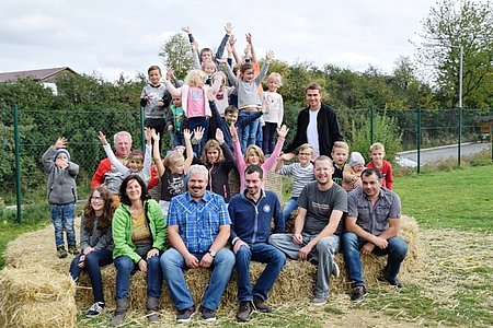 Wanderfreudige Kinder mit einigen Helferinnen und Helfern des Familienwandertages:Manuela Haider, Harald Zauner, Thomas Russ, Obmann Markus Rabl und Josef Kalch (vorne)Josef Bauer und Alexander Scheidl (hinten)