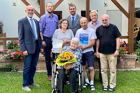 Rosa Dorr als Jubilarin mit Bürgermeister Josef Schaden, Ortsparteiobmann Markus Rabl, Monika Gretz, Ortsvorsteher Alexander Scheidl, Walter Gretz, Seniorenbund-Obmann Johann Weber und Pfarrer P. Daniel Gärtner