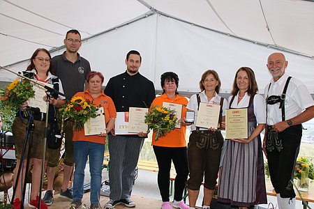 Mitarbeiterehrung beim Jubiläumskirtag: Monika Huber, Obmann Markus Rabl, Monika Palmetzhofer, Dominik Schmid, Manuela Grassinger, Wirtin Roswitha Schaden, Bezirksstellenobfrau Anne Blauensteiner, Bgm. Josef Schaden