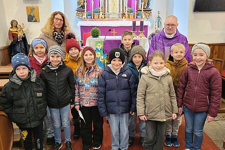 Matthias Zauner, Luisa Boden, Marcel Fichtinger, Nora Winkler, Klara Tatzer, Valentin Dum, Jakob Holzmüller, Luke Grafeneder, Pia Poppinger, Lukas Hipp und Ines Steininger mit Religionslehrerin Alexandra Kugler und Pfarrer P. Daniel Gärtner