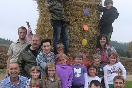 Ein Erinnerungsfoto vor dem Werbeträger mit einigen Kindern aus Sallingstadt, Walterschlag und Schweiggers. Weiters sind am Bild: Vizebürgermeister Josef Schaden, Berhard Kaufmann, Obm.  Josef Bauer, Sandra Fandl, Thomas Russ, Manuela Haider und Wanderrefernt Alexander Scheidl