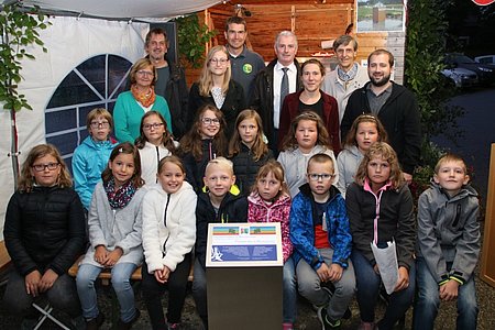 Die sangesfreudigen Kinder aus Sallingstadt und Walterschlag in den ersten beiden Reihen gemeinsam mit Hedi Kammerer, die für die Pflege des Pyramidenplatzes zuständig ist, Pete Hämmerle als Vertreter des internationalen Versöhnungsbundes, Chorleiterin Lisa Poppinger, Gemeinderat Alexander Scheidl, Bürgermeister Johann Hölzl, Landschaftsplanerin Verena Gretz, Obmann des Vereins "Weg des Friedens" Heinz Spindler und Dorfhaus-Obmann Harald Gretz