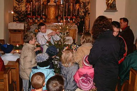 ein Christbaum wurde während der Mette mit den gebastelten Sternen geschmückt