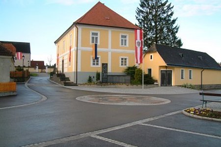 Der Kirchenplatz erstrahlt in festlichem Glanz für den Empfang