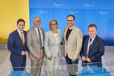 Nationalratsabgeordneter Lukas Brandweiner, Bürgermeister Josef Schaden, Landeshauptfrau Johanna Mikl-Leitner, einer der fünf Landesparteiobfrau- Stellvertreter Christopher Edelmaier und Landtagsabgeordneter Franz Mold (v.l.)