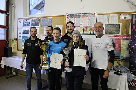 JVP-Obmann Maximilian Maierhofer, Stv. VV-Obmann Thomas Ruß, Moderator Christopher Edelmaier, Bgm. Josef Schaden mit den Siegerinnen des Jugendlaufs Maria Weißinger und Livia Dräger (v. l.)