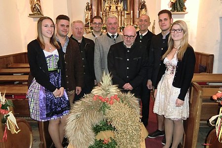 Eva Zuschrott, Michael Hipp, Obmann des VV Josef Bauer, Christopher Edelmaier, Bürgermeister Johann Hölzl, P. Daniel Gärtner, Vizebürgermeister Josef Schaden, Jugendobmann Matthias Hipp und Tanja Neunteufl