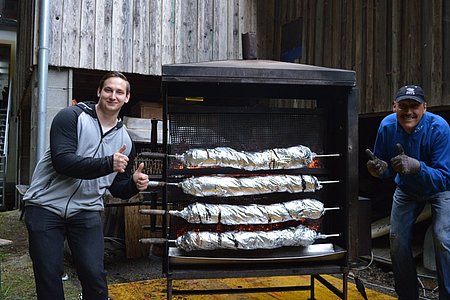 Die Grillmeister Dominik Schmid und Reihard Holzmüller.