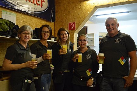 Auch hinter der Schank wird genossen.Anita Poppiger, Daniela Hölzl, Margit Hipp-Schnabl, Christine Krecek und Franz Danzinger stoßen auf einen gelungenen Abend an (v. l.)