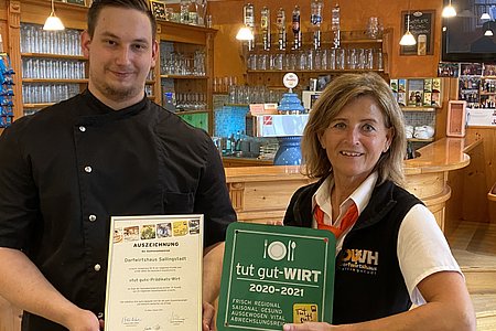 Koch Dominik Schmid und Wirtin Roswitha Schaden freuen sich über die Auszeichnung zum Prädikatswirtshaus