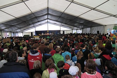 Im großen Festzelt fanden beinahe alle 2400 Minis der Diözese St. Pölten Platz.