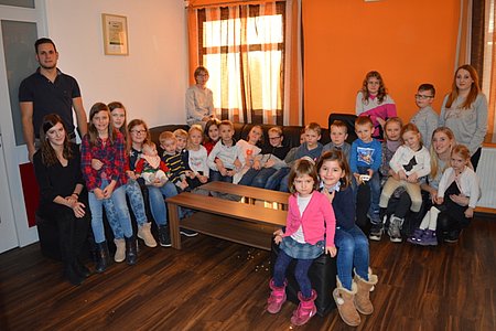 Die Kinder beim Weihnachtskindergarten