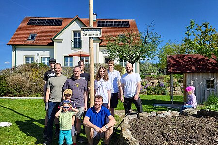 Der Ortsvorsteher-Maibaum in Walterschlag:Felix Scheidl, Klaus Krapfenbauer, Benjamin und Aaron Schleser, Georg Höllrigl, Harald Krapfenbauer, Alexander Scheidl, Marie Scheidl, Paul Scheidl, Harald Gretz und Emilia Höllrigl