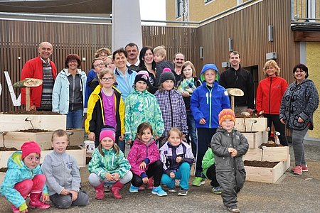 Livia Dräger, Bernhard Krecek, Sarah Artmann, Lilly Hipp, Inge und Valentin Grassinger (1. Reihe), Julia Poppinger, Alexia Artmann, Hannah Grassinger, Simon Dräger (2. Reihe) Josef Schaden, Silvia Maierhofer, Christine Krecek, Maria Holzmüller, Astrid Krecek, Manuela und Klauf Haider, Sonja und Timo Stiedl, Leopold Russ, Lena Poppinger, Dietmar Hipp, Roswitha Schaden, Steffi Artmann;