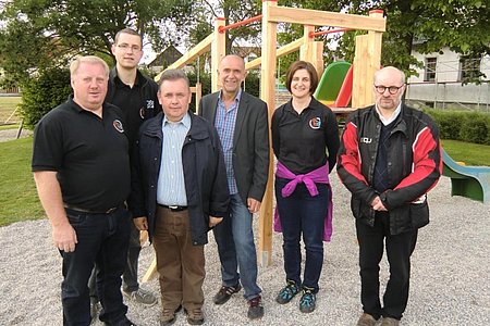 Der ÖAAB Sallingstadt übergab die Spielgeräte an den Verschönerungsverein:Obmann des VV Josef Bauer, Kassier des ÖAAB Markus Rabl, Landtagsabgeordneter Franz Mold, Obmann des ÖAAB Josef Schaden, Obmann-Stv. Iris Scheidl und Pater Daniel Gärtner.