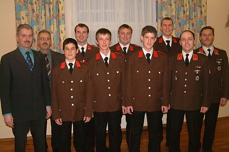 Bgm. Johann Hölzl mit den neuen Mitgliedern Matthias Hipp, Stefan und Markus Wally, Kdt.Stv. Wolfgang Weitzenböck, 1.Reihe v.l., Vizebgm. Manfred Schnabl mit den "Beförderten" Dietmar Hipp, Franz Danzinger und Gerald Boden, Kdt. Anton Hipp, 2. Reihe v.l.