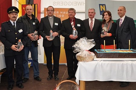 Vertreter der tschechischen Gemeinde und der Marktgemeinde Schweiggers bekunden die Freundschaft.